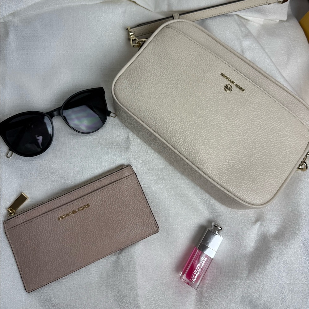 Michael Kors Cream Crossbody Bag with Gold Hardware - Picture 3 of 3